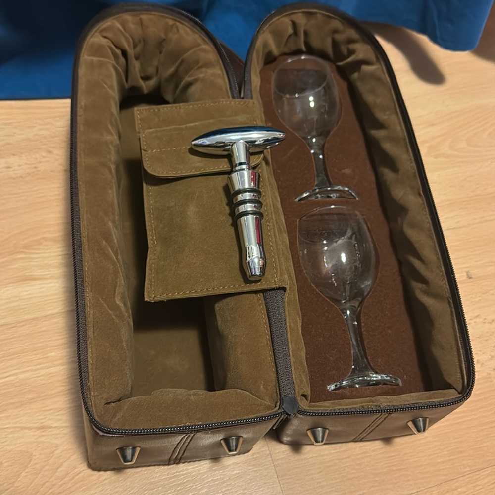 Hard cover zip up to-go wine picnic set